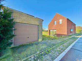 Te koop aan registratierechten 12% - GEEN BTW-STELSEL !Deze open bebouwing met APARTE garage werd casco opgetrokken met duurzame materialen en wacht...