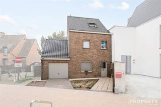 Deze charmante woning in Hulste biedt een perfecte combinatie van comfort en functionaliteit op een perceel van 208m².Met 136m² bewoonbare...