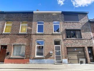 <p><span>Rijwoning met potentieel op topligging in het centrum van Diest</span></p><p><span> </span></p><p><span>Dit pand doet mee aan BLAUWE ZATERDAG, de kijkdag van Immo Diest</span></p><p><span>Kom een kijkje nemen op </span><span>za 19/9 tussen 13u-15u</span><span>. Ben je graag zeker van een plaatsje? Boek je tijdslot via Immo Diest: 013 31 25 22.</span></p><p><span> </span></p><p><span>Deze rijwoning in de </span><span>Sint-Jansstraat 28 in Diest</span><span> biedt heel wat mogelijkheden voor wie op zoek is naar een woning met karakter, renovatiepotentieel en een uitstekende ligging. De woning bevindt zich op wandelafstand van het bruisende centrum van Diest, met de Grote Markt op slechts ongeveer </span><span>8 minuten wandelen</span><span>. Bovendien ligt het Warandepark achter de woning, waardoor u hier geniet van een unieke combinatie van stadsleven en nabijgelegen groen.</span></p><p><span> </span></p><p><span>Indeling</span><span><br />Inkomhal, leefruimte met eetkamer, keuken, toilet, kelder en stadstuin.</span></p><p><span>Eerste verdieping: Slaapkamer en badkamer.</span></p><p><span>Zolderverdieping:</span><span> </span><span>Ingerichte zolderkamer, bruikbaar als tweede slaapkamer, hobbyruimte of bureau.</span></p><p><span> </span></p><p><span>Beschrijving: </span><span>Bij het betreden van de woning komt u binnen in de inkomhal die nu voorzien is voor het stallen van fietsen. Deze geeft toegang tot de leefruimte met eetkamer. Deze sluit rechtstreeks aan op de achterliggende keuken, waar ook een apart toilet voorzien is. Vanuit de keuken bereikt u de stadstuin. Deze is momenteel aangelegd met betondals, maar biedt zeker de mogelijkheid om er met wat groen en creatieve inrichting een gezellige buitenruimte van te maken.</span></p><p><span>Op de eerste verdieping bevindt zich de badkamer, uitgerust met een lavabo, douchecabine en toilet. Daarnaast is er een aparte slaapkamer. De zolderverdieping werd ingericht als kamer en kan perfect dienstdoen als tweede slaapkamer, bureau of extra leefruimte.</span></p><p><span>De woning beschikt bovendien over een kelder, ideaal als extra bergruimte.</span></p><p><span>Er werden reeds enkele belangrijke werken uitgevoerd: zo werd het </span><span>dak vernieuwd in 2014</span><span> en werd de </span><span>badkamer aangepakt in 2009</span><span>. Toch vraagt de woning verdere renovatie, wat ze bijzonder interessant maakt voor kopers die hun eigen woonproject willen realiseren op een gunstige centrumlocatie.</span></p><p><span> </span></p><p><span>De bewoonbare oppervlakte is gebaseerd op het EPC-attest.</span></p><p><span>EPC-label F – renovatieplicht van toepassing</span><span><br />De woning dient binnen de 6 jaar na aankoop gerenoveerd te worden naar minstens </span><span>EPC-label D</span><span>.</span></p><p><span> </span></p><p><span>Bent u op zoek naar een rijwoning met potentieel, centraal gelegen in Diest én vlak bij groen? Dan is deze woning zeker een bezoek waard.</span></p><p><span>Neem contact op met </span><span>Immo Diest</span><span> via </span><span>013 31 25 22</span><span> en kom zelf ontdekken wat deze woning te bieden heeft.</span></p><p><span> </span></p><p><span> </span></p>