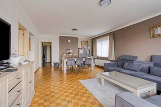 Ruim appartement met 3 slaapkamers en garageboxOp de vierde verdieping van een verzorgd gebouw vinden we dit aangenaam en lichtrijk appartement met...