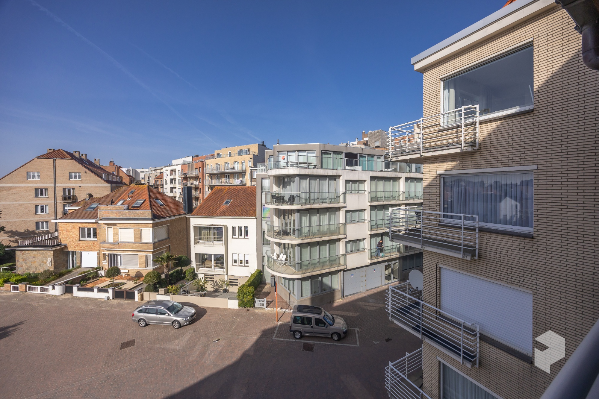 BEZOEKMOMENT ZATERDAG 01/08 VAN 9U TOT 10U30 | Goed gelegen ruim vernieuwd 2 slaapkamer appartement met terras en grote berging. - foto 5