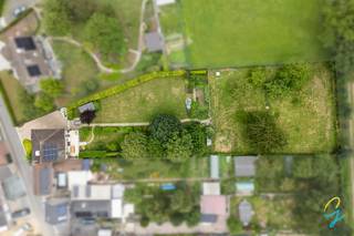 <br />Ontdek deze charmante, instapklare woning op een uitstekende locatie in Zottegem.<br /><br />Deze ruime eigendom bevindt zich op een perceel van maar liefst 2.641 m² en beschikt over een bewoonbare oppervlakte van 330 m². Dankzij de rustige ligging geniet je hier van een ideale combinatie van comfort, ruimte en privacy.<br /><br />Indeling:<br />Bij het betreden van de woning kom je in een ruime inkomhal. Op het gelijkvloers bevinden zich tevens een garage en twee ruime bergingen, ideaal als opslagruimte of hobbyruimte.<br /><br />De eerste verdieping biedt een lichtrijke leefruimte, een volledig uitgeruste keuken, een aparte wasruimte, een gastentoilet en een aangenaam terras waar je in alle rust kan genieten.<br /><br />Op de tweede verdieping bevinden zich drie volwaardige slaapkamers, een badkamer en een apart toilet. Daarnaast beschikt de woning over een zolder die bereikbaar is via een vaste trap. Deze ruimte biedt de mogelijkheid om een vierde slaapkamer of een polyvalente ruimte te creëren.<br /><br />Ook buiten heeft deze eigendom heel wat te bieden. De prachtig aangelegde tuin, met een eigen moestuin en boomgaard, vormt een groene oase waar je optimaal kan genieten van rust en natuur.<br /><br />De woning is bovendien voorzien van alle hedendaagse comfort, waaronder screens en rolluiken aan de achterzijde.<br /><br />Ben je benieuwd naar deze unieke eigendom met haar royale perceel en tal van mogelijkheden? Neem contact op via 0468 15 14 41 of laura.r@cornelis-goeman.be om een bezoek in te plannen.
