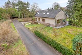 Welkom in de Bosweg 6 in Dilbeek, een prachtige villa gelegen aan een doodlopend wegje, omringd door het groen. Hier woont u in alle privacy,...