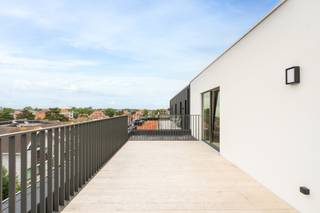 g&gt;Koksijde: Luxueus nieuwbouw penthouse met ruime terrassen vlak bij het centrum! <br />
<p><br />Ontdek dit stijlvolle penthouse in het gloednieuwe woonproject residentie Isabella, gelegen in het hart van Koksijde.<br />Deze moderne residentie bevindt zich op wandelafstand van winkels, restaurants en het strand, en combineert een centrale ligging met rust en privacy.<br />Met zijn eigentijdse architectuur, duurzame materialen en oog voor detail biedt Residentie Isabella een exclusieve woonervaring aan de Belgische kust.<br /><br /><br /><strong>Indeling:</strong><br />Inkomhal, gastentoilet, berging, badkamer met dubbele wastafel in meubel, douche en aansluiting voor wasmachine, ruime leefruimte met open keuken en twee aangrenzende terrassen, waarvan één zongericht, 2 volwaardige slaapkamers.<br /><br /><br /><strong>Troeven:</strong></p>
<ul><li>Kleinschalig en rustig wonen met slechts 9 appartementen.</li><li>Optimale geluidsisolatie voor extra privacy.</li><li>Moderne energie-efficiëntie en ventilatiesysteem.</li><li>ruime terrassen.</li><li>Ondergrondse verdieping met parkeerplaatsen en bergingen.</li></ul>
<br /><strong>Meer informatie?</strong> Contacteer Christian op 058 51 23 23.