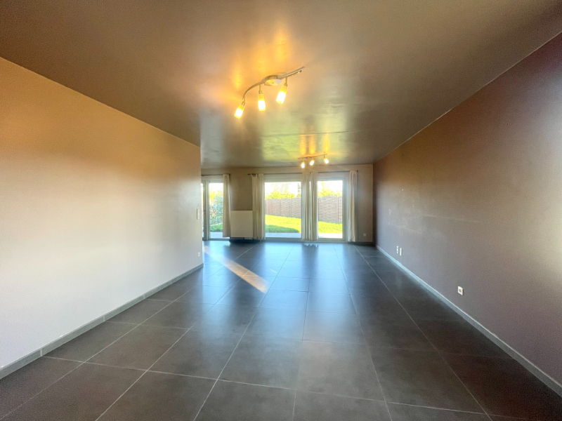 RECENTE HALFOPEN BEBOUWING MET DRIE SLAAPKAMERS EN GARAGE TE HUUR - foto 2