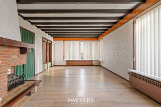 Voor meer info en foto’s, surf naar www.swevers.be – Deze splitlevel woning in de Stationsstraat 36 in Heusden-Zolder combineert ruimte, functionaliteit en een rustige ligging. Met een bewoonbare oppervlakte van 184 m² op een perceel van 21a 08ca biedt de open bebouwing drie volwaardige slaapkamers, een lichtrijke leefruimte en een ruime keuken met directe toegang tot het westgerichte terras. De woning werd gebouwd in 1971 en is netjes onderhouden, klaar voor een persoonlijke update. Dankzij brede doorgangen is het pand uitermate geschikt voor minder mobiele bewoners. De kelderverdieping van 29 m² beschikt over een garage, wasplaats en bergruimte. Buiten geniet je van een zonnige tuin met veel privacy. De ligging is uitstekend: op wandelafstand van openbaar vervoer, scholen en nabij winkels en de E314. Ideaal voor gezinnen of wie levenslang comfortabel wil wonen. Voor meer informatie, bel 011 255 155. Bron bewoonbare oppervlakte: EPC – verslag. Dit pand is onderworpen aan de renovatieverplichting van de Vlaamse overheid voor residentiële gebouwen (behoudens bij sloop binnen 5 jaar na de aankoop). Consulteer voor meer informatie de website van het Vlaams Energie- en Klimaatagentschap via https://www.vlaanderen.be/een-huis-of-appartement-kopen/renovatieverplichting-voor-residentiele-gebouwen.