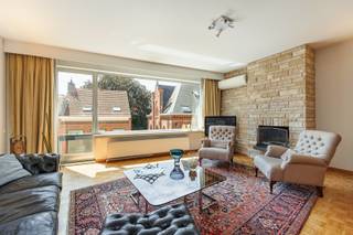 <p><span>BERCHEM - Bij Albertpar</span><span>k: Mooi appartement met 3 slaapkamers, 2 badkamers, 2 terrassen en grote autostaanplaats.</span></p><p><span> </span></p><p><span>BESCHRIJVING:</span></p><p><span> </span></p><p><span>Dit aangenaam appartement is gelegen op de 3° verdieping van een goed onderhouden gebouw.</span></p><p><span>Ruime inkomhal met ingemaakte kasten.</span></p><p><span>Lichtrijke leef- en eetkamer op mozaïekparket , met (werkende) open haard. Het salon is voorzien van airco en geeft uit op een gezellig terras vooraan.</span></p><p><span>Naastliggende volledig geïnstalleerde keuken voorzien van kasten, alle toestellen en ontbijthoek.</span></p><p><span>Slaapkamer 1 met ingemaakte kastenwand en met toegang tot het terras achteraan.</span></p><p><span>Slaapkamer 2 en slaapkamer 3, eveneens achteraan gelegen.</span></p><p><span>Badkamer 1 voorzien van ligbad, dubbel lavabomeubel en toilet.</span></p><p><span>Badkamer 2 voorzien van grote inloopdouche en dubbel lavabomeubel.</span></p><p><span>Annex praktische bergruimte/wasplaats met ingemaakte kasten en aansluitingen wasmachine en droogkast.</span></p><p><span> </span></p><p><span>Handige kelder nr 3 mee inbegrepen.</span></p><p><span> </span></p><p><span>Autostaanplaats nr 3 voor twee wagens achter elkaar aan 45.000 €</span></p><p><span> </span></p><p><span>BIJZONDERHEDEN:</span></p><p><span> </span></p><p><span>* Gemeenschappelijke kosten: ca 433 €/maand (provisie voor verwarming, lift, verzekering, water, syndicus, elektriciteit gemene delen, ...)</span></p><p><span>* Rustige ligging aan het Albertpark, doch op wandelafstand van openbaar vervoer en winkels</span></p><p><span>* Airco in salon en keuken </span></p><p><span>* Videofonie </span></p><p><span>* Alarmsysteem </span></p><p><span>* Autostaanplaats voor 2 wagens</span></p><p><span> </span></p><p><span> </span></p><p><span> </span></p><p><span> </span></p>