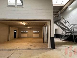 KMO-units te koop op een gerenoveerde site in Hasselt. Elke unit beschikt over een sectionaal poort en heeft een vrije hoogte van ca. 7m. Zeer goede ligging, vlakbij het centrum en de Ring van Hasselt.<br /><br /><span>Vernieuwde opslagruimte Unit 3 - 244m²<br /></span><br />Kenmerken magazijn:<br /><br />-<span> Vrije hoogte 7m</span><br /><span>- Lichtstraten voor natuurlijk licht</span><br /><span>- Gemeenschappelijke toiletten</span><br /><span>- Laadpalen van Blitz Power</span><br /><span>- Zowel voor ondernemers als particulieren</span><br /><span>- Zowel te koop als te huur.</span><br /><span>- Verschillende formaten beschikbaar</span><br /><span>- Gemeenschappelijke poort</span><br /><span>- Sectionale poort en elektriciteitsvoorziening.</span><br /><br /><br /><span>Allerhande auto-activiteiten zijn niet toegestaan op de site.</span>