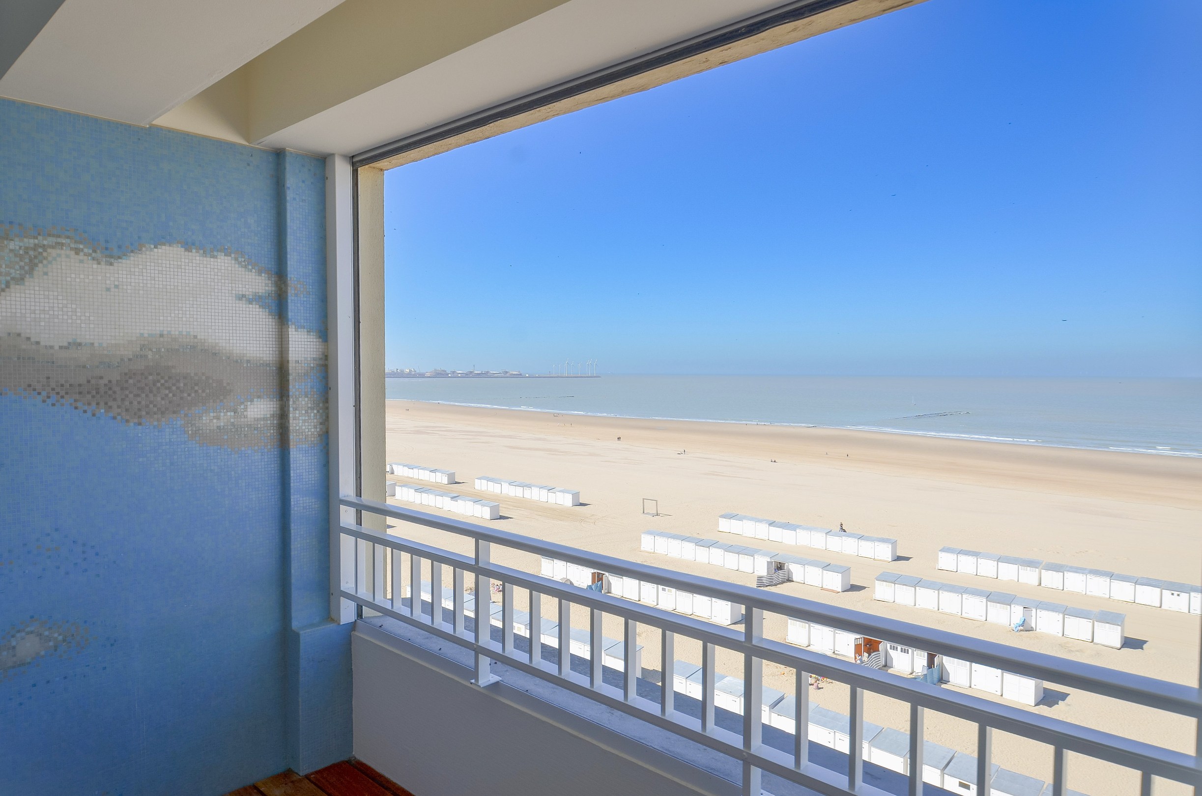 Exclusief – Stijlvol volledig gerenoveerd appartement met frontaal zeezicht. - foto 4