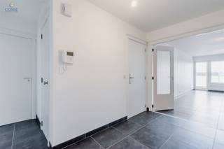 Een flat op de 8e verdieping, bestaande uit:Hal, w.c., badkamer, berging, ingerichte keuken, woonkamer, terras, 2 slaapkamers.Kelders : 1 kelder (n°139)1 garage (n°047)