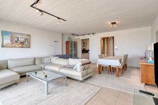 Op de vijfde verdieping van de 'residentie Reigersvliet' bevindt zicht dit twee-slaapkamerappartement te koop. Het appartement biedt een uitzonderlijke gevelbreedte wat zorgt voor een oase aan natuurlijk licht dankzij de brede raampartijen.Het appartement is uitstekend ingedeeld en beschikt over twee volwaardige slaapkamers en twee badkamers, wat ideaal is voor zowel permanent wonen als een comfortabel tweede verblijf. Hoewel het pand volledig instapklaar is, biedt het de perfecte basis voor wie een eigen stempel op het interieur wil drukken. Met enkele moderniseringswerken vormt u deze royale ruimte moeiteloos om tot een luxueus hedendaags droomappartement op de dijk.De Zeedijk in Zeebrugge staat erom bekend een van de meest rustige plaatsen aan onze kust te zijn, weg van de grote massa. Toch ligt alles wat u nodig heeft binnen handbereik. Op korte wandelafstand bevindt zich het treinstation, de kusttram die u vlot met de rest van de kuststreek verbindt, en het prachtige omliggende natuurgebied voor ontspannende wandelingen.Indeling:- inkomhall met gastentoilet en vestiaire- leefruimte met zit- en eetplaats- ingerichte keuken- terras voor- en achteraan- 2 volwaardige slaapkamers met elk hun eigen badkamer- berging- privatieve kelderbergingIdeaal aanbod voor wie op zoek is naar vastgoed langs de Belgische Kust! Wenst u meer informatie of een bezoek? Neem dan contact op met onze vastgoedexpert Vandierendonck Arne via 0493 25 35 85 of arne.vandierendonck@dewaele.comBestuursmaatregelen in het maatregelenregister: in aanvraag
