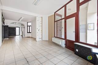 Gelegen in het hart van Neder-Over-Heembeek bevindt zich dit gunstig gelegen commercieel pand. Het pand ligt langs een drukke invalsweg met...