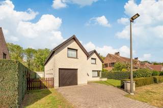 <p><span>Open bebouwing op zeven are grond in de Tivolilaan te Mechelen</span></p><p><span> </span></p><p><span>Deze goed onderhouden open bebouwing is gelegen in de gegeerde Tivolilaan, net buiten het centrum van Mechelen. De doodlopende woonwijk combineert rust met een uitstekende bereikbaarheid. Op slecht enkele minuten staat u met de fiets of te voet in het centrum van Mechelen. Winkels en scholen bevinden zich vlakbij en dankzij de uitstekende verbinding met de R6 staat u in een mum van tijd op de E19 Antwerpen/ Brussel. Vanuit de straat heeft u toegang tot het Tivolipark. Hier is het heerlijk vertoeven in alle seizoenen en bovendien beschikt het over een kasteel, een kinderboerderij, een speeltuin en een eetcafé. Via het park kunt u met de fiets ook naar de Vrouwevliet rijden, welke in verbinding staat met de DIijle. Aan sport en ontspanning geen gebrek dus.</span></p><p><span> </span></p><p><span>De woning is een, in 1988 opgetrokken, statige open bebouwing. Met heel wat vierkante meters aan bewoonbare oppervlakte is er geen gebrek aan plaats. Op dit moment beschikt de woning over twee slaapkamers maar gelet op de grootte van de eerste verdieping is het creëren van een extra slaapkamer zeker en vast een optie. De badkamer werd in tussentijd ook al een keer vernieuwd. Een grote troef is dat de woning beschikt over zowel een inpandige garage als een losstaande garage in de tuin. Aan opbergruimte geen gebrek. Tot slot beschikt deze woning al over een mooi EPC-label C en werd er geen asbest aangetroffen.</span></p><p><span> </span></p><p><span>Indeling</span></p><p><span> </span></p><p><span>Gelijkvloers</span></p><p><span>- inkomhal</span></p><p><span>- woonkamer</span></p><p><span>- keuken</span></p><p><span>- berging</span></p><p><span>- aparte WC</span></p><p><span>- garage</span></p><p><span> </span></p><p><span>Eerste verdiep</span></p><p><span>- slaapkamer</span></p><p><span>- slaapkamer</span></p><p><span>- badkamer</span></p><p><span>- nachthal</span></p><p><span> </span></p><p><span>Troeven</span></p><p><span>- geen renovatieverplichting</span></p><p><span>- toplocatie</span></p><p><span>- geen asbest gevonden</span></p><p><span> </span></p><p><span>Ben jij geïnteresseerd deze woning gelegen in Mechelen, ben je op zoek naar ander vastgoed, een investering of wens je de waarde van jouw eigendom te kennen? Dan ben je bij BOLT Immo aan het juiste adres! Wij helpen jou graag verder.</span><span> </span><span> </span></p><p><span> </span></p><p><span> </span></p>