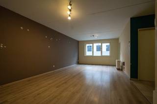 Dit appartement is gelegen op de eerste verdieping (lift) en omvat: inkomhal met apart toilet, woonkamer met open keuken, 1 slaapkamers en badkamer en ruime berging.<br />Het terras is bereikbaar via de grote slaapkamer en heeft een buitenberging. <br /><br />Als extra troef is er een individuele parkeerplaats en een kelderberging. <br /><br /><strong>Nuttige info: </strong><br />- huurwaarborg €2.550 (3 maanden) <br />- Voorschot gemeenschappelijke kosten: €75/maand<br />- Plaatsbeschrijving in- en uittrede: €285 incl BTW<br /><br />Contacteer ons voor een bezoek: 03/775.78.79