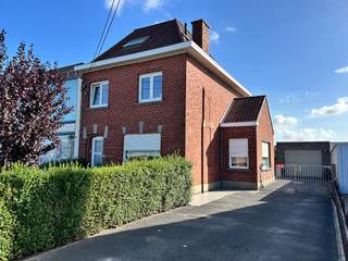 Deze degelijke en ruime gezinswoning heeft een verrassend grote tuin (paalt aan agrarisch gebied), een recente garage met aansluitend gemetste bergruimte en een tuinhuis.<br />De tuin is volledig omheind en de oprit afgesloten met een metalen poort.<br /><br />De woning heeft volgende indeling:<br />Inkomhal, aangename leefruimte met eet -en zithoek, keuken met toegang tot het terras.<br />De badkamer bevindt zich ook op het gelijkvloers. Er is een handige en droge kelder.<br /><br />Boven zijn er drie ruime slaapkamers en er is een vaste trap naar de zolder. Het dak is geïsoleerd en de zolder kan eventueel ingericht worden voor extra slaapkamers.<br /><br />De woning zal vrij zijn bij akte en is ideaal voor starters maar ook voor investeerders.<br /><br />Zeer degelijke woning die mits wat opfrissing een zeer aangename en instapklare gezinswoning wordt.<br /><br />- Betongewelven<br />- pvc ramen met hoogrendementsglas<br />- recente CV condensatieketel op aardgas<br />- 3.000L regenwater<br />- grote tuin met veel bergruimte<br />- recente garage met elektrische sectionaalpoort<br />- energielabel D: GEEN renovatieverplichting<br /><br />Goed gelegen op 5 minuten van de markt van Ingelmunster en op 6 minuten van het station.<br />Vlotte verbinding naar zowel Brugge als Kortrijk. Op 10 minuten van de op-en afrit E403 te Ardooie.
