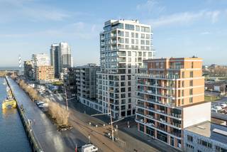 In de nieuwe hippe stadswijk ‘Oosteroever’ stellen wij u graag de residentie ‘Baelskaai 26’ voor. Gelet op de locatie van de site, de historiek die er aan hangt en het enorme potentieel maakt van dit project een uniek gegeven aan de Belgische Kust. Door de gunstige locatie ben je in de directe nabijheid van heel wat noodzakelijke faciliteiten. 

Het nieuwbouwproject omvat 29 appartementen, 2 handelspanden en wordt opgetrokken in een duurzame baksteen die volledig geïntegreerd is in zijn omgeving. In deze residentie worden er één-, twee- en drieslaapkamerappartementen aangeboden met een bewoonbare oppervlakte van 74m2 tot 185m2 en met zeer ruime terrassen die variëren van 11m2 tot 55m2.

In dit project bieden wij appartementen met frontaal zicht op het visserijdok en zijdelings zeezicht, zicht op de skyline van Oostende of op het Central Park@Sea. Bovendien wordt ieder appartement voorzien van een hoogwaardige afwerking met volledige uitgeruste keuken en badkamer(s). De appartementen worden verkocht op plan en zijn dus nog aanpasbaar qua indeling en afwerking.

Ontdek het masterplan en de verschillende beschikbare appartementen nu! Contacteer ons voor een afspraak of meer informatie op 050 70 81 74 of op hello@keyimmo.be.