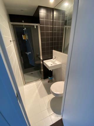 Welkom in deze verzorgde en comfortabele studentenkamer.<br /><br />De kamer is louter voor individueel gebruik en is bemeubeld met een bed, bureau, stoel, boekenrek, kleerkast en lamellen. Daarnaast beschikt de kamer over eigen sanitair met douche en toilet, evenals koud en warm water en een internetaansluiting via netwerkkabel.<br /><br />In het gehuurde goed zijn de volgende (nuts)voorzieningen/diensten aanwezig, dewelke gedeeld moeten worden met de andere bewoners: ingerichte keuken, gezellige living, fietsenbergplaats, tv-aansluiting, centrale verwarming en schoonmaak van de gemeenschappelijke delen.<br />Huurprijs 675 € + 75 € provisie nutsvoorzieningen<br /><br />Enkel voor studenten.<br />Contacteer ons gerust voor meer informatie of een bezoek ter plaatse.