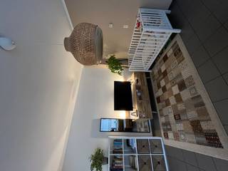 <strong>Anzegem: vrijstaande woning te huur met 3 slaapkamers en grote tuin.</strong><br /><br /><br />Deze vrijstaande woning is gelegen in Anzegem. Het huis beschikt over een ruime leefruimte met rechtstreekse toegang tot het terras en de tuin. Verder zijn er ook nog 3 slaapkamers.<br /><br /><u>Indeling:</u><br /><strong>Gelijkvloers:</strong> inkomhal, gastentoilet, woonkamer, eetkamer, open keuken, één slaapkamer, terras, grote tuin en een tuinhuis.<br /><strong>1e verdieping:</strong> 2 slaapkamers, badkamer met toilet, douche, wastafel en aansluitingen voor wasmachine en droogkast en een zolder.<br /><br /><u>Troeven:</u>
<ul><li>Grote tuin</li><li>Energiezuinig - EPC B</li><li>Oprit met plaats voor 2 auto's</li></ul>
<br /><br /><strong>Is dit je droomwoning? Neem dan snel contact op met Indra - 056/61.10.10.</strong>