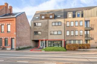 Deze goed gelegen en hoogwaardige afgewerkte handelsruimte kan oa dienst doen als showroom, burelen of voor het uitoefenen van een vrij beroep...