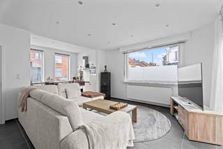 <p>Deze instapklare woning combineert comfort, functionaliteit en een uitstekende ligging, ideaal voor starters, jonge gezinnen of wie op zoek is naar een verzorgde woning met een praktische indeling. De woning beschikt over drie volwaardige slaapkamers en biedt voldoende ruimte voor een gezin, een bureau of hobbykamer. Dankzij de praktische indeling geniet u van een aangenaam wooncomfort.</p><p>Buiten vindt u een onderhoudsvriendelijke tuintje waar u in alle rust kunt ontspannen zonder intensief tuinonderhoud. Via het handige tuinpoortje heeft u bovendien directe toegang tot de straat, wat extra gebruiksgemak biedt, ideaal voor fietsen. </p><p>Een grote troef is de gunstige ligging nabij het centrum van Kortrijk, met winkels, scholen, openbaar vervoer en andere voorzieningen op korte afstand. Daarnaast geniet de woning van een vlotte verbinding naar belangrijke invalswegen en is parkeren eenvoudig mogelijk in de straat.</p><p>Kortom, een verzorgde en instapklare woning op een centrale ligging, ideaal voor wie comfortabel en praktisch wil wonen nabij Kortrijk.</p><p></p><p>Vraag vandaag nog uw bezoek aan bij vastgoedmakelaar Saar via 0456/96 16 02 of saar@altro-vastgoed.be</p>