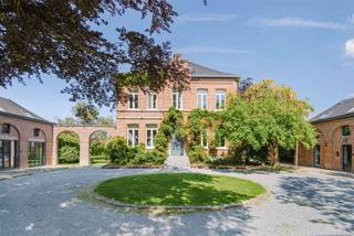 <h3><span>VELAINES - Historische charme, hedendaags comfort & rendement</span></h3><p><span>Achter een monumentale toegangspoort in het pittoreske Velaines schuilt een uitzonderlijk ensemble met een rijke geschiedenis. Deze </span><span>voormalige koetsenmakerij</span><span>, bestaande uit een statig herenhuis en twee karaktervolle bijgebouwen, werd doorheen de jaren </span><span>zeer grondig en met respect voor haar authenticiteit gerenoveerd</span><span>. Het hoofdhuis werd volledig aangepakt in 2005, de bijgebouwen volgden in 2018 en 2023, telkens met </span><span>hoogwaardige materialen en bijzondere aandacht voor detail</span><span>.</span></p><p><span>Het resultaat? Een unieke plek waar historische grandeur en hedendaags wooncomfort moeiteloos samenvloeien. Hoge plafonds, lambriseringen, ornamentele plafondrozetten, authentieke schouwen en vloeren in natuursteen,olm en eik geven het huis zijn ziel. De lichtrijke leefruimtes, keuken met Miele-toestellen, 4 slaapkamers, dressing en 2 badkamers bieden royaal wooncomfort.</span></p><p><span>Absolute blikvanger is de indrukwekkende zolder met </span><span>kathedraalgebinte en gebogen spanten</span><span>: een inspirerende ruimte met eindeloos potentieel.</span></p><p><span>De twee eveneens </span><span>volledig en smaakvol gerenoveerde bijgebouwen</span><span>, elk met privatief tuintje, genereren vandaag inkomsten via langetermijnverhuur en vergunde Airbnb. Ideaal voor </span><span>kangoeroewonen, vrij beroep, B&B of wonen gecombineerd met rendement</span><span>.</span></p><p><span>Volledig onderkelderd, afgesloten tuin met maximale privacy, 6 zonnepanelen en EPC B/C voor de bijgebouwen en D voor het hoofdhuis.</span></p><p><span>Richtprijs 1.400.000 - verkoop via share deal.</span></p>
