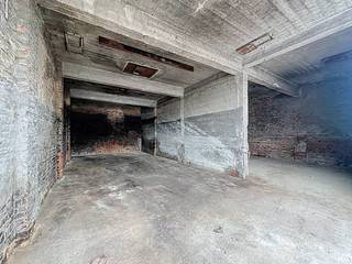 Warehouse for rent in Sint-Baafs-Vijve of approximately 100 m², located along the Rijksweg. This warehouse offers the ideal solution for those...