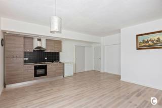 <h2><span>APPARTEMENT LUMINEUX AU REZ-DE-CHAUSSÉE</span></h2><p><span>Ce charmant appartement au rez-de-chaussée est situé dans un petit immeuble avec jardin commun. Grâce à ses nombreuses fenêtres, l'appartement bénéficie d'une lumière naturelle agréable et d'une sensation d'ouverture et d'aération.</span></p><h3><span>Aménagement</span></h3><p><span>Vous entrez dans l'appartement par un espace de vie spacieux et lumineux, suivi d'une cuisine ouverte. La cuisine est entièrement équipée de tous les appareils nécessaires.</span></p><p><span>La chambre à coucher donne un accès direct à la salle de bains, qui dispose d'une douche, d'un lavabo et de toilettes.</span></p><h3><span>Avantages supplémentaires</span></h3><ul><li><span>Bâtiment de petite taille avec des coûts généraux peu élevés </span></li><li><span>Appartement au rez-de-chaussée </span></li><li><span>Beaucoup de lumière naturelle </span></li><li><span>Électricité conforme </span></li><li><span>Jardin commun </span></li><li><span>Disponible par acte notarié </span></li></ul><p><span>Un appartement idéal pour les débutants, les célibataires ou comme investissement.</span></p>