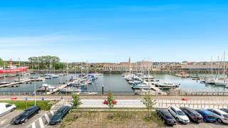 Ontdek dit ruime en instapklare appartement met twee ruime slaapkamers en een zongericht terras, ideaal gelegen aan de jachthaven van Zeebrugge. Hier geniet u van de zon én van een prachtig panoramisch uitzicht over de boten. De uitstekende ligging zorgt voor een vlotte verbinding met tram, auto en fiets richting Knokke-Heist en Blankenberge, waardoor u zowel rust als bereikbaarheid combineert.<br /><br />Indeling:<br />inkomhal met toilet, lichtrijke leefruimte met toegang tot zongericht terras, keuken gerenoveerd in 2021, nachthal met berging en wasplaats, 2 ruime slaapkamers, badkamer gerenoveerd in 2023.<br /><br />Kelderberging en fietsenstalling. <br /><br />Bezoeken? Graag na afspraak met Avantimmo op het nummer 050 62 50 55