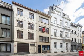<div><strong>Stijlvolle en Instapklare Studio op Toplocatie in Hartje Antwerpen.</strong></div>
<div><span>Bent u op zoek naar een slimme investering of de ideale verblijfplaats voor een student in het bruisende centrum van Antwerpen? Zoek niet verder! Deze modern afgewerkte studio aan de Lange Nieuwstraat 141 biedt de perfecte combinatie van comfort, stijl en een onklopbare locatie.</span></div>
<div></div>
<div>Hoogtepunten van de Studio:</div>
<ul>
<li><span><span>Slimme Indeling:</span> Dankzij de strategische plaatsing van een <span>hoogwaardige hoogslaper</span> wordt de bewoonbare oppervlakte optimaal benut. Onder het bed is ruimte gecreëerd voor een functionele werkplek en extra opbergruimte.</span></li>
<li><span><span>Licht & Ruimte:</span> De studio geniet van een aangename lichtinval en een open gevoel. De witte muren in contrast met de zwarte accentwand van de keuken zorgen voor een eigentijdse, loft-achtige uitstraling.</span></li>
<li><span><span>Volledig Uitgerust:</span> Voorzien van een eigen, moderne kitchenette met kookplaat en combi-oven. De cozy badkamer is uitgerust met een eigen douche en toilet voor optimaal comfort.</span></li>
<li><span><span>Buitenruimte:</span> De studio beschikt over toegang tot een gezellig terras/buitenruimte, een zeldzame troef in de binnenstad.</span></li>
</ul>
<div></div>
<div>Toplocatie: Lange Nieuwstraat 141, 2de verdieping</div>
<div>Gelegen in de felbegeerde <span>studentenbuurt</span> rond de Stadscampus van de Universiteit Antwerpen en de nieuwe KdG hogeschool om de hoek.</div>
<ul>
<li><span><span>Alles binnen handbereik:</span> Op wandelafstand van de Meir, de Sint-Jacobskerk en talloze hippe koffiebars en restaurants.</span></li>
<li><span><span>Uitstekende bereikbaarheid:</span> Vlotte verbinding met het openbaar vervoer en op korte afstand van Antwerpen-Centraal.<br /></span></li>
<li><span>Op de tweede verdieping: </span><span>Inpandig gelegen en dus energetisch interessant. Dankzij de tweede verdieping ook rust gelegen met meer licht inval.</span></li>
<li><span>Extra troef:</span><span> De straat wordt momenteel volledig vernieuwd met het openbaarvervoer voor de deur en wordt midden 2026 volledig gebruiksklaar verwacht!</span></li>
</ul>
<div></div>
<div>Waarom investeren?</div>
<div>Deze studio maakt deel uit van een charmant pand dat zeer geliefd is bij studenten. Met een gemiddelde huurprijs voor studio's in Antwerpen rond de €650 (exclusief kosten) biedt dit object een <span>solide rendement</span>. Bovendien zijn studentenverblijven onder bepaalde voorwaarden vrijgesteld van de belasting op tweede verblijven.</div>
<div><span>Grijp deze kans en plan vandaag nog uw bezoek aan deze parel in het hart van de stad!<br /></span><span><br /></span><span>Voor meer info of een afspraak ter plaatse contacteer Xander via xander@reds.be of +32 497 18 10 84</span></div>