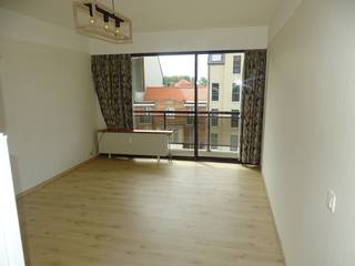 <strong>Koksijde-Bains, studio non-meublé situé au centre de Koksijde et à quelques pas de la plage, 3ième étage avec ascenseur.</strong><br /><br />Ce studio est situé au troisième étage et se compose d'un hall d'entrée, un séjour avec accès à la terrasse, cuisine ouverte et salle de bains avec douche, lavabo et toilette. Convient pour 1 personne et un contrat de location d'un an. Visites uniquement sur rendez-vous.<br /><br />Loyer : 650 €/mois, charges de copropriété comprises + la consommation d'eau chaude et de chauffage