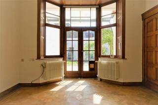 <p><span>GENT - Rooigemlaan 342 - Ben je op zoek naar een</span><span> goed gelegen en ruime woning op een uitstekende locatie</span><span> te huur in Gent? Lees dan snel even verder.</span></p><p><span> </span></p><p><span>De troeven in een notendop:</span></p><ul><li><span>Tal van faciliteiten in de buurt zoals winkels, sportclubs, etc. </span></li><li><span>Perfecte ligging met vlotte bereikbaarheid via openbaar vervoer en snelle toegang tot de voornaamste in- en uitvalswegen</span></li><li><span>Gezellige tuin en zonnig terras op de eerste verdieping</span></li><li><span>Geschikt voor co-housing</span></li><li><span>Authentieke elementen</span></li><li><span>Fietsenstalling binnen de woning</span></li></ul><p><span> </span></p><p><span>Indeling gelijkvloers: </span><span><br />Charmante inkomhal, twee slaapkamers, bureau / hobbyruimte, berging en een kelder + gezellige tuin.</span></p><p><span> </span></p><p><span>Indeling eerste verdieping: </span><span><br />Nachthal, lichtrijke open eet- en leefruimte met ingerichte keuken (koelkast, diepvries, kookplaat, dampkap, oven en vaatwasmachine) die toegang geeft tot een zonnig terras met zicht op de tuin. Op dit niveau vindt u ook nog twee slaapkamers en een badkamer die uitgerust is met een wastafel, ligbad en een toilet.</span></p><p><span> </span></p><p><span>Indeling tweede verdieping:</span></p><p><span>Twee slaapkamers waarvan één uitgerust met lavabo. </span></p><p><span><br />Huurprijs: </span><span>€ 2.000 euro/maand</span><span>. EGW (elektriciteit, gas, water) afzonderlijk af te rekenen. </span></p><p><span>B</span><span>eschikbaar vanaf: </span><span>heden</span></p><p><span> </span></p><p><span>Interesse in deze prachtige woning? Vraag dan snel jouw bezoek aan via onze website.</span></p>