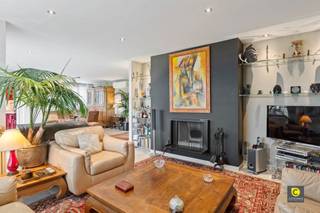 <p><span>VENTE &amp; LEASE BACK - Magnifique appartement de 2 chambres à coucher avec terrasses avant et arrière !</span></p><p><span>Ne manquez pas cette opportunité d'investissement. Cet appartement bénéficie d'un excellent emplacement dans le quartier résidentiel de Fruithof. Avec plusieurs commerces, écoles et transports en commun, cet endroit calme mais central a beaucoup d'atouts ! Cet appartement situé au 10ème étage d'un immeuble très bien entretenu avec ascenseur attend son prochain propriétaire.</span></p><p><span> </span></p><p><span>Cet appartement d'angle rénové avec un label EPC B a la disposition suivante :</span></p><p><span>Entrée, espace de vie &amp; cuisine :</span></p><p><span>Vous entrez dans l'appartement par le hall d'entrée équipé d'une porte de sécurité et d'un vidéophone. Vous passez immédiatement à l'espace de vie spacieux avec cuisine ouverte (environ 55 m²). Le salon est doté d'un magnifique parquet qui se prolonge dans tout l'appartement et qui est assorti au carrelage de la cuisine. Grâce aux grandes fenêtres coulissantes rénovées, l'appartement bénéficie de beaucoup de lumière naturelle. La spacieuse cuisine ouverte est équipée de tous les appareils modernes (four, four combiné, réfrigérateur/congélateur, lave-vaisselle, plaque de cuisson à induction). Le grand îlot de cuisson offre non seulement beaucoup d'espace de rangement mais aussi la possibilité de prendre un petit déjeuner ou un apéritif en toute tranquillité avec une vue sur la verdure.</span></p><p><span> </span></p><p><span>Chambres &amp; salles de bains :</span></p><p><span>À l'arrière de l'appartement se trouvent deux chambres spacieuses (environ 16 et 20 m²). Les deux chambres ont le même beau parquet, ainsi que des armoires encastrées pratiques et une pompe à air/chauffage. La chambre principale est un amalgame des deux chambres d'origine. Vous pouvez donc facilement transformer l'appartement en un appartement de 3 chambres à coucher. La première salle de bains est équipée d'un meuble-lavabo moderne avec armoire de toilette, d'une baignoire avec pare-douche et de toilettes suspendues. En plus de la douche, la salle d'eau dispose d'un espace pour la machine à laver et le sèche-linge. Dans le couloir, en plus d'un WC séparé pour les invités avec lave-mains, on trouve un nombre particulièrement important d'armoires encastrées. </span></p><p><span>  </span></p><p><span>Terrasses : </span></p><p><span>L'appartement dispose de 2 terrasses permettant de profiter du soleil tout au long de la journée. La terrasse avant, à laquelle on accède par l'espace de vie, est baignée de soleil dès le matin ( '). Sur la terrasse arrière, orientée sud-ouest, vous pouvez profiter du soleil de 'à midi jusqu'à 'tard dans la nuit, avec une vue sur le magnifique jardin commun !</span></p><p><span> </span></p><p><span>Sous-sol &amp; emplacement :</span></p><p><span>Au sous-sol se trouve une cave spacieuse où une prise de courant est également prévue. La place de parking souterraine peut être achetée en copropriété au prix de 17 500 euros. </span></p><p><span> </span></p><p><span>Conditions :</span></p><p><span>- Bail à vie sur 2 têtes (notarié).</span></p><p><span>- Revenu locatif mensuel garanti de € 1.400, hors charges.</span></p><p><span>- Certitude d'avoir de bons locataires et un bon entretien.</span></p><p><span> </span></p><p><span>Détails :</span></p><p><span>- Immeuble très bien entretenu avec toiture entièrement rénovée (2024). Des panneaux solaires seront installés cet automne et les travaux préparatoires pour l'installation de bornes de recharge électrique sont déjà en cours.</span></p><p><span>- Excellents certificats d'inspection : Appartement sans amiante - électricité entièrement rénovée avec contrôle conforme - label EPC B</span></p><p><span>- Abri à vélos commun</span></p><p><span>- Fenêtres rénovées avec vitrage à haut rendement et moustiquaires</span></p><p><span>- Surface de 125 m² (cfr. EPC)</span></p><p><span> </span></p><p><span>Ne manquez pas cette opportunité d'investissement unique ! </span></p><p><span> </span></p>