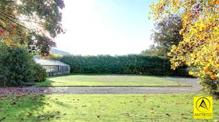 Ideaal gelegen bouwgrond voor het bouwen van een zeer ruime half open bebouwing van 7m breed met west-geörienteerde tuin.2 tot 3 parkeerplaatsen...