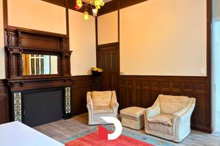 Dit gezellige gelijkvloerse appartement geniet van een uitstekende ligging in het centrum van Brugge. Bij de renovatie werden de authentieke elementen zorgvuldig behouden, waardoor het appartement een warme en karaktervolle uitstraling heeft. Daarnaast beschikt het over een aangename buitenruimte met een gezellig tuintje en een deels overdekt terras.<br /><br />De woning omvat een sfeervolle leefruimte, een praktische kastberging, een volledig ingerichte keuken, een slaapkamer en een badkamer voorzien van een douche, toilet en lavabomeubel.<br /><br />Dankzij de centrale ligging bevinden winkels, openbaar vervoer en tal van andere voorzieningen zich op wandelafstand. Het appartement werd recent gerenoveerd, is instapklaar en voorzien van verlichtingsarmaturen.<br /><br />Een ideale woonst voor wie op zoek is naar charme, comfort en een unieke locatie in het historische hart van Brugge.<br /><br />EPC: 424 kWh/m². Gemeenschappelijke kosten: 40/maand. Plan eenvoudig uw bezoek via onze website: www.delbecque.immo.