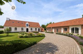 Prachtig casco-landhuis met bijgebouw op een perceel van ca. 6.770 m²Ontdek dit unieke casco-landhuis, volledig onderkelderd en water- en winddicht afgewerkt. De woning vormt de perfecte basis om volledig naar eigen smaak en wensen af te werken, met een uitzonderlijk kwalitatieve constructie als fundament.Via de charmante oprit bereikt u dit prachtige domein, gelegen op een perceel van maar liefst ca. 6.771 m². Achteraan geniet u van een idyllische vijver, een open uitzicht over het omliggende landschap en een uitzonderlijke combinatie van rust, ruimte en privacy.Een extra troef is het polyvalente bijgebouw, dat tal van mogelijkheden biedt als mancave, hobbyruimte, praktijkruimte, kantoor of bijberoep.Uniek: er bestaat bovendien de mogelijkheid om nog een aangrenzend perceel van ca. 8.561 m² bij aan te kopen. Ideaal voor wie op zoek is naar extra ruimte, dieren wil houden of maximaal wil genieten van een uitzonderlijk landelijk domein.Voor inlichtingen, neem contact via: emiel@immobeguin.beTe koop via Immo Beguin, jouw vastgoedexpert sinds 2009, met kantoren in Ronse, Waregem, Kortrijk, Deinze, Doornik en Lessines.