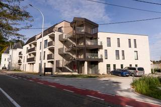 Modern gelijkvloersappartement met inkomhal, toilet, woonkamer opgedeeld in zithoek en eethoek met open keuken, berging/technische ruimte, 2 slaapkamers, badkamer. Dit appartement heeft een terras en een klein privétuintje. Er is een ondergrondse parkeergarage met autostaanplaatsen en bergingen. Elke koper moet een autostaanplaats en berging bij aankopen. De afwerking van dit appartement werd reeds gekozen. Het appartement kan binnenkort bezocht worden als modelappartement.<br />Kopers die hiervoor in aanmerking komen kunnen aankopen onder 6% BTW.