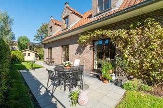 <strong>--- NIEUW --- Op te frissen ruime landelijke woning te Mariakerke!<br /><br />👉 U kan de online kalender voor het bezoekmoment en de vastgoedvideo terugvinden via onze eigen website www.vastgoedspruyt.be.</strong><br /><br /><strong>Algemeen;</strong><br />Zeer mooie kwalitatieve fermettewoning (bj. 1983), gelegen op een zeer rustige locatie en op wandelafstand van het dorpscentrum. De woning heeft een bewoonbare oppervlakte van zo'n 237m². Gelegen op een perceel van 651m²,<br /><br /><strong>Indeling;</strong><br />De woning heeft een lichtrijke eetruimte en leefruimte met haard en zicht op de zongerichte tuin. Gelijkvloers is er verder nog een bergruimte, een dubbele garage, inkomhal met gastentoilet en een traphal. Op de verdieping zijn er op heden 4 slaapkamers, een badkamer en een douchekamer. Er is een ruime oprit voor 2 wagens en een tuinhuis.<br /><br /><strong>Bijkomende troeven;</strong><br />- Zeer rustige en vlot bereikbare ligging.<br />- Open bebouwing.<br />- Mooie zongerichte tuin.<br />- Beperkte opfrissingswerken.<br />- Structureel kwalitatief gebouw.<br />- ...<br /><br /><strong>De verkoopdocumenten zijn ter inzage via: https://vastgoedspruyt.sharepoint.com/:f:/g/IgCtw4Q823zBQJmedgaJqLAVAclvWlWuY8zx5NRfqkEsZco?e=vY9xt5<br /><br />RICHTPRIJS: €459.000,-</strong><br /><strong>Interesse in deze unieke opportuniteit?<br />📞 Contacteer Michel Spruyt via 09/311.89.90<br />🌐 Of vraag uw bezoek aan via www.vastgoedspruyt.be<br /><br />EPC C-label (295kWh/m²) - Vg, Wg, Gmo, Vkr, Vv - Asbestveilig (maar niet asbestvrij) - Geen beschermd monument - Geen bouwkundig erfgoed - Overstromingsgevoeligheid; P-score: B & G-score; A. - Elektrische keuring niet conform.</strong><br /><br />De voor- en na-beelden zijn AI-gegenereerde visualisaties en dienen uitsluitend ter illustratie. Aan de weergave, afmetingen, verhoudingen en afwerkingskwaliteit kunnen geen rechten worden ontleend.