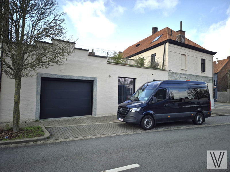 Centraal gelegen ruime hoekwoning met polyvalente ruimte en ruime garage - foto 2
