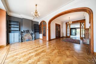 À Jambes, au bord de la Meuse, découvrez une splendide maison de maître au charme rare. Un bien unique à rénover, offrant des volumes généreux et...