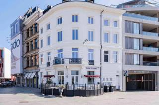 Bent u op zoek naar een uitzonderlijke locatie voor uw horecazaak in het hart van Antwerpen? <br />Dan is dit pand absoluut het ontdekken waard.<br /><br />Gelegen in het bruisende ’t Zuid, geniet deze locatie van een uitstekende visibiliteit en een constante passage. De buurt heeft de voorbije jaren een ware metamorfose ondergaan en is uitgegroeid tot één van de meest levendige en geliefde wijken van Antwerpen. Met het vernieuwde KMSKA, het prachtig aangelegde Zuidpark, winkels en ondergrondse parkeermogelijkheden, is ’t Zuid vandaag een echte trekpleister voor zowel Antwerpenaren als bezoekers.<br /><br />Het pand biedt bovendien een mooie historiek als horecalocatie en was voorheen de thuisbasis van het gekende restaurant Tante Yvonne. Een uitstekende opportuniteit voor wie op zoek is naar een karaktervolle locatie om een nieuw horecaconcept uit te bouwen.<br /><br />Huurprijs: 5.000 EUR/maand<br />Beschikbaarheid: onmiddellijk <br /><br />Interesse? Of wenst u bijkomende informatie?<br />Contacteer LISTED vandaag: +32 3 283 51 51.