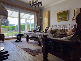 <p><span>Ontdek deze charmante halfopen gezinswoning op een perceel van 8a71ca, waar licht, ruimte en gezelligheid centraal staan. De woning biedt een sfeervolle leefruimte met open haard, een ingerichte keuken en meerdere polyvalente kamers die je naar wens kan invullen. Boven vind je drie ruime slaapkamers, een badkamer en extra zolderruimte met potentieel.</span></p><p><span> </span></p><p><span>Dankzij de recente hoogrendementsketel, dubbele beglazing en rolluiken (deels elektrisch op zonne-energie) geniet je hier van een gunstig EPC-label C. Buiten zorgen het deels overdekte terras en de ruime tuin voor pure ontspanning. Garage, extra parkeerplaatsen en een regenwaterput maken het plaatje compleet.</span></p><p><span> </span></p><p><span>Rustig gelegen in een residentiële buurt, vlak bij winkels, scholen, het centrum van Hasselt en de Abdij van Herkenrode. Een ideale gezinswoning voor wie houdt van comfort, rust en een vlotte bereikbaarheid.</span></p>