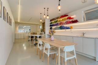 <span><span>Op zoek naar een<strong> moderne, verzorgde en veelzijdige ruimte voor uw professionele activiteit</strong>? Deze <strong>gelijkvloerse kantoorruimte, handelsruimte, atelier of praktijkruimte</strong> van <strong>131 m²</strong>, in <strong>residentie 'De Blankaart'</strong>, gelegen langs de Woumenweg 242 bus 2 te <strong>Woumen (Diksmuide)</strong>, combineert een aangename kantooromgeving met een praktisch ingericht atelier en tal van functionele nevenruimtes.<br />Dankzij de open indeling, de verzorgde afwerking en de combinatie van verschillende werk- en opslagmogelijkheden is dit pand ideaal voor wie kantoorwerk wil combineren met een atelier, praktijkruimte of handelsactiviteit. Ook voor een zelfstandige ondernemer die nood heeft aan een ontvangstruimte én een functionele werkplek biedt dit pand interessante mogelijkheden.<br /><br /><u>Indeling:</u><br />Vooraan bevindt zich de lichtrijke kantoorruimte, ingericht met een <strong>moderne werkplek en een aangename uitstraling</strong> voor het ontvangen van klanten of relaties. Aansluitend is er een <strong>apart toilet met handenwasser</strong>.<br />Het achterliggende atelier biedt volop ruimte voor werkzaamheden, materiaal of professionele inrichting. Daarnaast beschikt het pand over een berging die eventueel kan worden ingericht als keukenruimte, evenals een extra achterliggende ruimte die dienst kan doen als opslagplaats, archief of kleedkamers met doucheruimte.<br /><br /><u>Praktische extra troef:</u><br />Het achterste gedeelte is ingericht in <strong>garagebox nr. 8</strong>, bereikbaar via de doorrit onder het gebouw. Deze ruimte wordt momenteel benut als bijkomende functionele ruimte, maar kan na herinrichting opnieuw als garagebox worden gebruikt. Een afzonderlijke zijdeur geeft bovendien rechtstreeks toegang tot het atelier.<br /><br /><u>Technische kenmerken en troeven:</u></span></span>
<ul>
<li><span><span>Gelijkvloerse commerciële ruimte van 131 m²;</span></span></li>
<li><span><span>Gelegen in residentie 'De Blankaart', gebouwd in 2012;</span></span></li>
<li><span><span>Geschikt als kantoor, handelsruimte, atelier of praktijkruimte;</span></span></li>
<li><span><span><strong>Verwarming via warmtepomp (lucht/lucht)</strong>;</span></span></li>
<li><span><span><strong>Energielabel B</strong>;</span></span></li>
<li><span><span><strong>Elektrische installatie met conform keuringsattest</strong>;</span></span></li>
<li><span><span>Diverse mogelijkheden voor opslag, archief of bijkomende functionele ruimtes;</span></span></li>
<li><span><span>Garagebox nr. 8 bereikbaar via de doorrit onder het gebouw.</span></span></li>
</ul>
<span><span>Een veelzijdige professionele ruimte met een verzorgde uitstraling en een praktische indeling, ideaal voor wie wonen en werken gescheiden houdt en op zoek is naar een eigen plek voor zijn of haar onderneming. Interesse? Bel <strong>Diksimmo </strong>op het nummer <strong>051 50 11 51</strong> of mail naar diksmuide@diksimmo.be.</span></span>