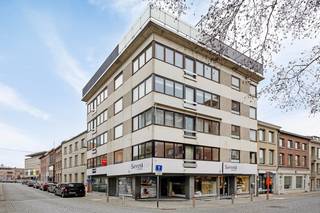 Welkom in dit instapklare appartement, ideaal gelegen in het hart van Sint-Truiden. Op wandelafstand van winkels, gezellige horecazaken en het openbaar vervoer geniet u hier volop van het stadsleven.<br /><br />De lichtrijke leefruimte van 27 m² voelt dankzij de grote raampartijen ruim en open aan vernieuwd in 2019. Aansluitend vindt u de recent vernieuwde keuken, voorzien van inbouwkasten en het nodige comfort voor dagelijks gebruik. De ruime slaapkamer biedt toegang tot een extra kamer, momenteel ingericht als dressing, maar perfect om te vormen tot bureau of logeerkamer.<br />Ook technisch zit het goed: verwarming gebeurt momenteel via mazout, maar dankzij de aanwezige gasleiding is een overstap naar gas eenvoudig. Warm water wordt nu al op gas voorzien. Bovendien beschikt het appartement over een handige kelderberging van 5 m².<br /><br />Een recent vernieuwde lift verhoogt het comfort, de algemene kosten blijven beperkt tot slechts 500 à 1.000 euro per jaar.<br /><br />Met een maandelijkse huurprijs van 750 euro is dit appartement niet alleen ideaal als starterswoning of stadsverblijf, maar ook bijzonder interessant als investering met mooi rendement.<br />Interesse? Neem gerust contact met ons op voor meer info of een bezoek ter plaatse!