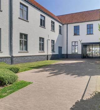 <p><span>Ruime en volledig gemeubelde studentenkamer in het hart van Brugge</span></p><p><span>Bent u op zoek naar een zorgeloze investering of een comfortabele verblijfplaats voor uw studerende zoon of dochter? Dan is deze instapklare studentenkamer in Residentie Campus Amicorum absoluut het ontdekken waard.</span></p><p><span>Gelegen in de Werkhuisstraat, op een steenworp van het historische centrum van Brugge, geniet deze studentenkamer van een uitstekende ligging nabij hogescholen, winkels, horecazaken en het station. De residentie werd in 2014 grondig gerenoveerd en combineert de charme van een karaktervol gebouw met het comfort van hedendaags wonen.</span></p><p><span>De kamer beschikt over hoge plafonds en grote raampartijen, wat zorgt voor een aangenaam ruimtelijk gevoel en veel natuurlijke lichtinval. Ze wordt volledig gemeubileerd verkocht en is voorzien van een comfortabel slaap- en leefgedeelte, een praktische kitchenette met kookplaat, dampkap, koelkast en spoelbak, en een private badkamer met douche, lavabo en toilet.</span></p><p><span>Bewoners kunnen bovendien gebruikmaken van diverse gemeenschappelijke voorzieningen, waaronder een prachtig aangelegde binnentuin waar het heerlijk vertoeven is, een ontspanningsruimte met televisie en een overdekte fietsenstalling.</span></p><p><span>Dankzij de verzorgde residentie, de eigen keuken en badkamer, de volledige meubilering en de centrale ligging vormt deze studentenkamer een interessante opportuniteit voor zowel ouders als investeerders. De grote vraag naar kwalitatieve studentenkamers in Brugge zorgt bovendien voor een aantrekkelijk verhuurpotentieel.</span></p><p><span>Een kwalitatieve studentenkamer op een toplocatie in Brugge, waar comfort, rust en investeringspotentieel perfect samenkomen.</span></p><p><span>Neem gerust contact met ons op voor meer informatie of een bezoek ter plaatse.</span></p>