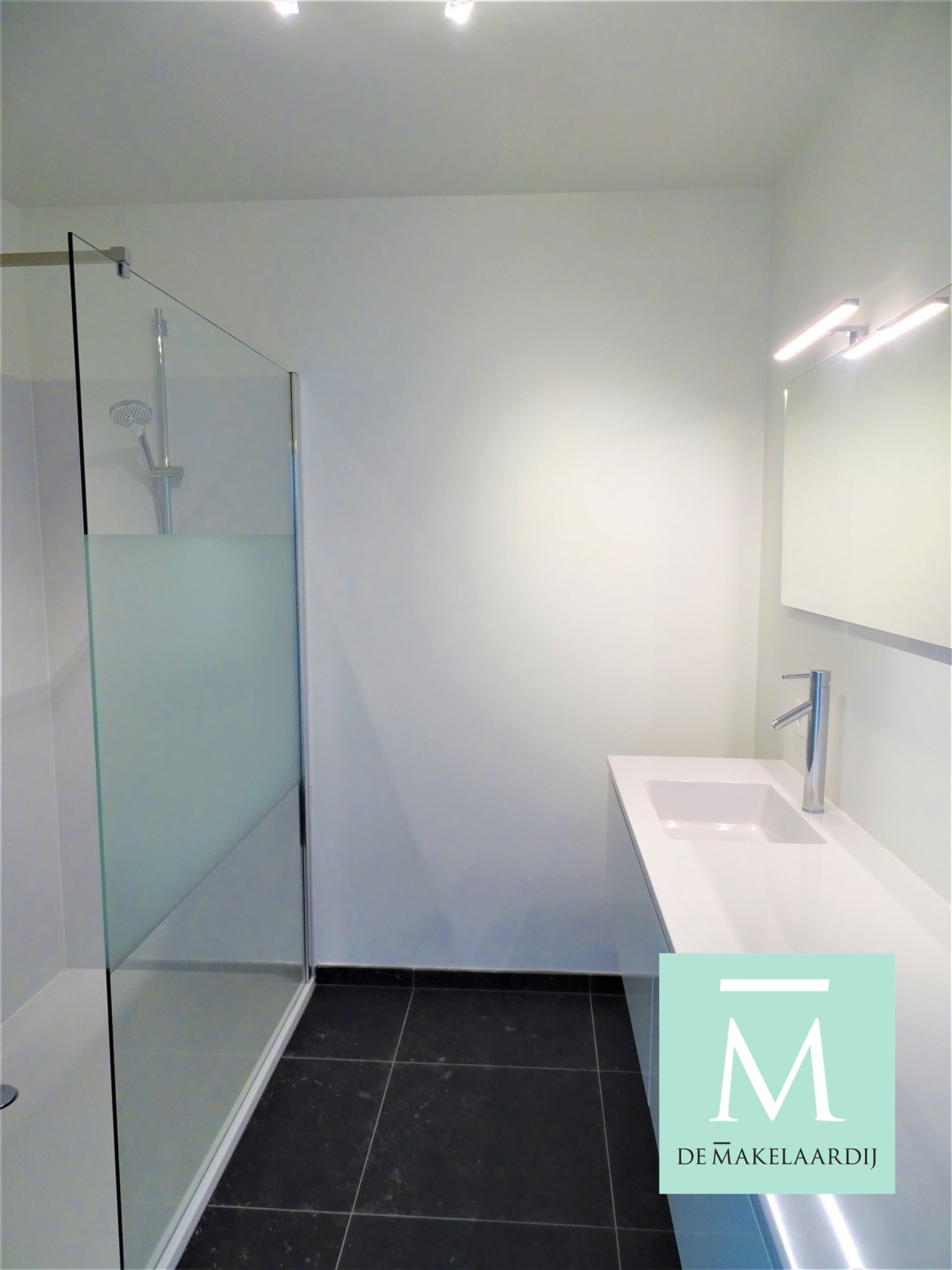 Aangenaam appartement, 2 slaapkamers, ruim terras (75m²), kelder en autostaanplaats - foto 5