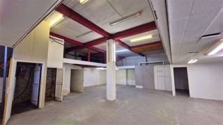 <p><span>Dit magazijn van 259m² grondoppervlakte is gelegen op het Laar te Borgerhout. Via een garagepoort en doorrit, komen we in een polyvalente ruimte van 4m vrije hoogte. Achteraan is er een trap naar de eerste verdieping van ongeveer 135m².</span></p><p><span>Een piece unique qua opslag in deze buurt! Renovatieplicht.</span></p>