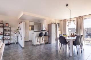 Op zoek naar een appartement om zorgeloos in te trekken?Zoek niet langer!Achter deze gevel schuilt een fris, lichtrijk en instapklaar appartement!De...