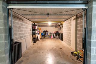Garagebox te koop op een uiterst centrale locatie in Antwerpen, op slechts twee minuten wandelen van het Centraal Station en het Astridplein. Deze ondergrondse garagebox bevindt zich in een kleinschalige en goed onderhouden gebouw, toegankelijk via een automatische poort, wat zorgt voor extra comfort.<br /><br />Dankzij de ruime opzet is de garagebox bijzonder vlot toegankelijk en eenvoudig in gebruik. Zowel interessant voor eigen gebruik als investering. De ligging garandeert een uitstekende bereikbaarheid, zowel vanuit het stadscentrum als via de belangrijkste invalswegen.<br /><br />Het gebouw werd opgeleverd in 2008 en voldoet aan hedendaagse normen. Een praktische en waardevaste opportuniteit op toplocatie in Antwerpen.