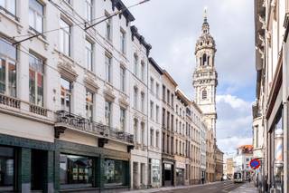 De locatie:Dit charmante en gerenoveerde huis is fantastisch gelegen aan de Sint-Katelijnevest, in het historische hart van Antwerpen. Hier woont u...