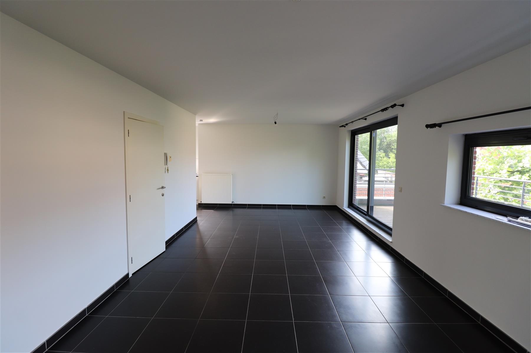 Een appartement op de 1ste verdieping met 2 slaapkamers en terras. - foto 2